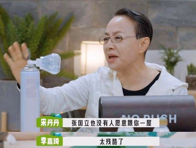 三里屯偶遇宋丹丹,62歲紅光滿面狀態好,本人又白又瘦獲誇讚