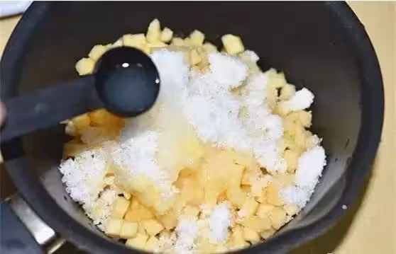 鬆軟可口的蘋果麵包,不但外形像蘋果,連餡都充滿濃郁的蘋果氣息,口感也超棒!
