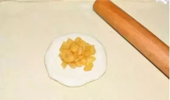 鬆軟可口的蘋果麵包,不但外形像蘋果,連餡都充滿濃郁的蘋果氣息,口感也超棒!