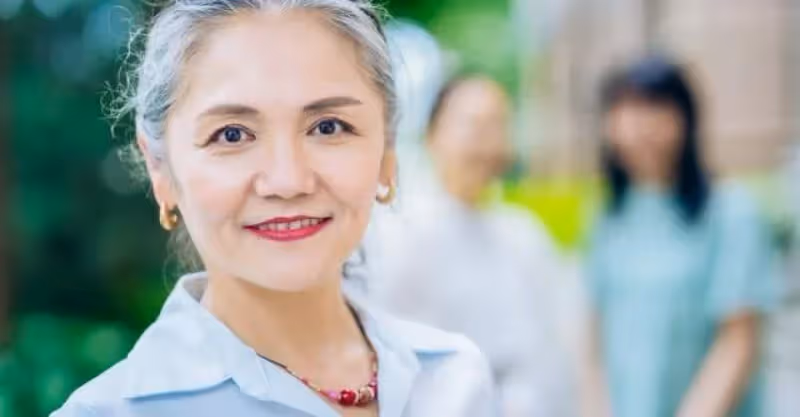 准婆婆給10萬叫我別嫁她渣兒子，我不聽，22年後我比婆婆母親還老