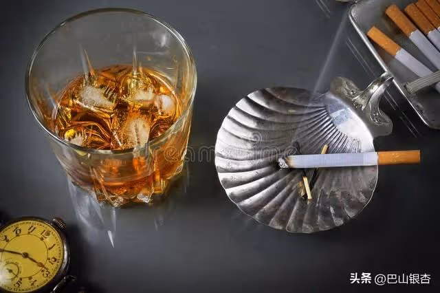 准婆婆給10萬叫我別嫁她渣兒子，我不聽，22年後我比婆婆母親還老