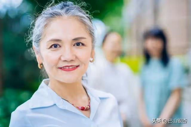 准婆婆給10萬叫我別嫁她渣兒子,我不聽,22年後我比婆婆母親還老