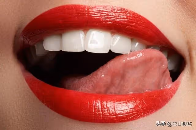 准婆婆給10萬叫我別嫁她渣兒子,我不聽,22年後我比婆婆母親還老