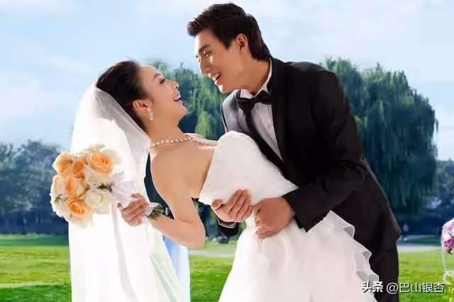 准婆婆給10萬叫我別嫁她渣兒子,我不聽,22年後我比婆婆母親還老