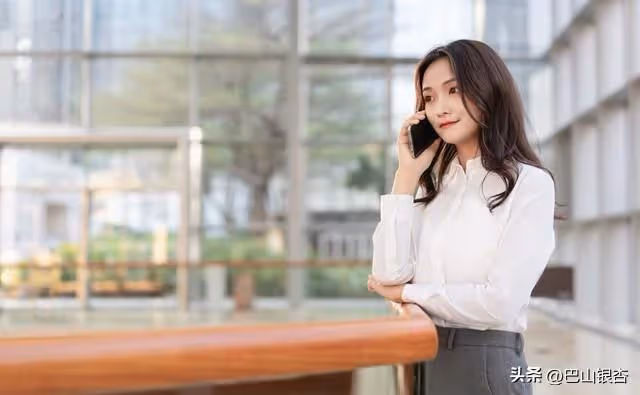 准婆婆給10萬叫我別嫁她渣兒子,我不聽,22年後我比婆婆母親還老
