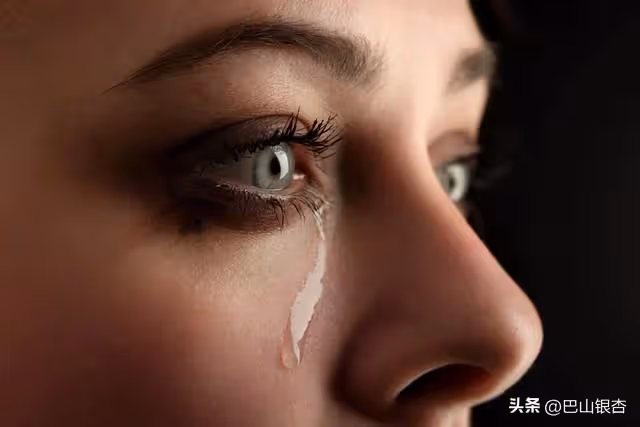 准婆婆給10萬叫我別嫁她渣兒子,我不聽,22年後我比婆婆母親還老