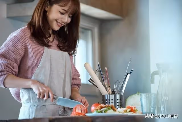 准婆婆給10萬叫我別嫁她渣兒子,我不聽,22年後我比婆婆母親還老