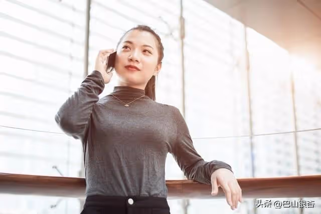 准婆婆給10萬叫我別嫁她渣兒子,我不聽,22年後我比婆婆母親還老