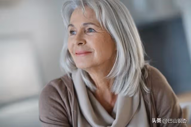准婆婆給10萬叫我別嫁她渣兒子,我不聽,22年後我比婆婆母親還老