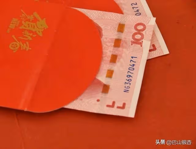 准婆婆給10萬叫我別嫁她渣兒子,我不聽,22年後我比婆婆母親還老