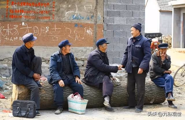為爭奪房子,父親被大伯趕出家門30年,再回老家,老宅子雜草叢生