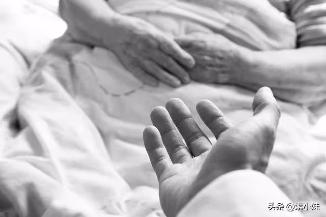 奶奶臨終前囑咐我:等你三姑死了後,你到我墳前告訴我一聲