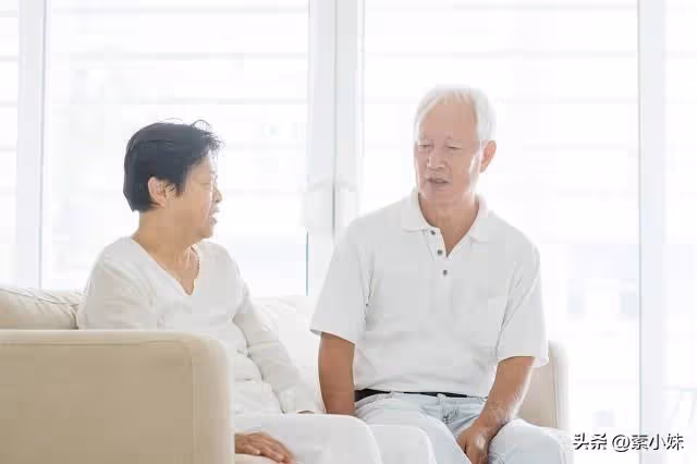 爸媽鬧分居一周後:爸爸去世媽媽失蹤了,我找到媽媽時,哭了