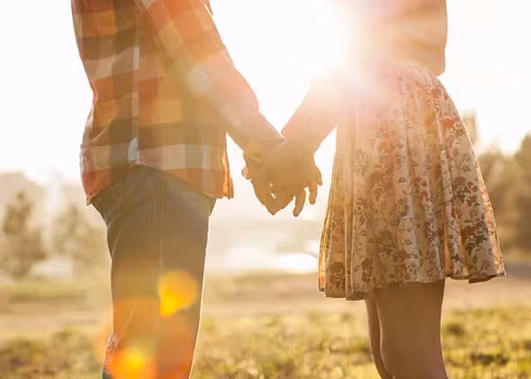和老婆感情淡了想逼她離婚! 我故意把「和小三親密合照」傳給老婆 離婚那天「老婆給我一份神秘禮物」我當場後悔痛哭....