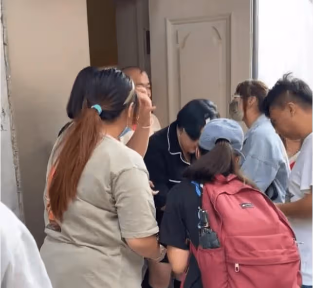 郭德綱妻子近照被抓拍,瘦身後顏值回春,穿時尚染頭髮打扮似辣妹