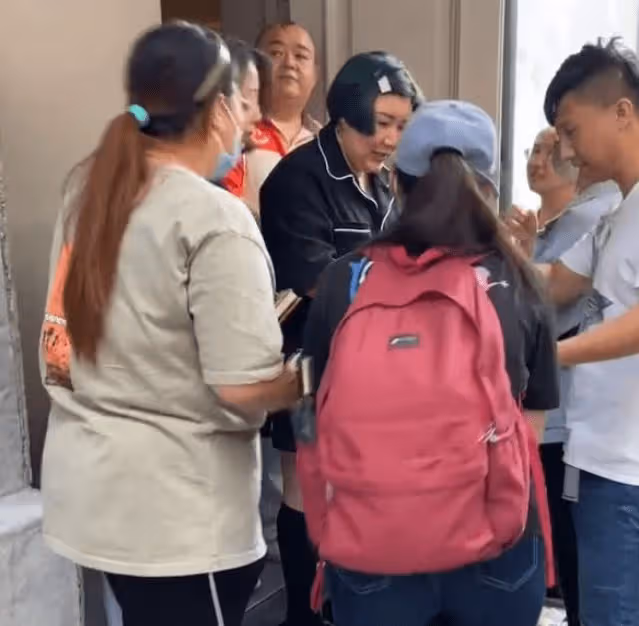 郭德綱妻子近照被抓拍,瘦身後顏值回春,穿時尚染頭髮打扮似辣妹