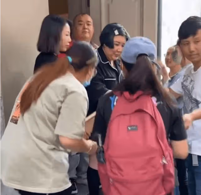 郭德綱妻子近照被抓拍,瘦身後顏值回春,穿時尚染頭髮打扮似辣妹