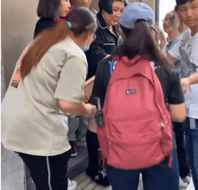 郭德綱妻子近照被抓拍,瘦身後顏值回春,穿時尚染頭髮打扮似辣妹