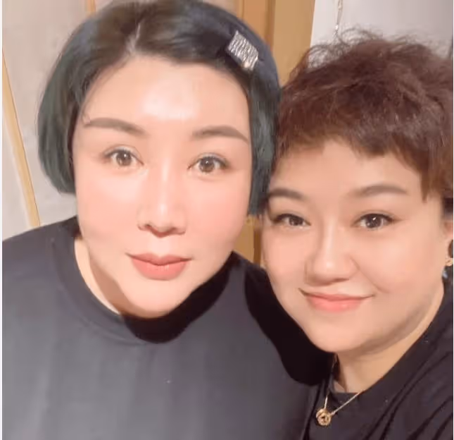 郭德綱妻子近照被抓拍,瘦身後顏值回春,穿時尚染頭髮打扮似辣妹