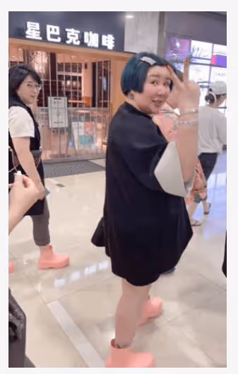郭德綱妻子近照被抓拍，瘦身後顏值回春，穿時尚染頭髮打扮似辣妹