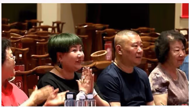 郭德綱妻子近照被抓拍，瘦身後顏值回春，穿時尚染頭髮打扮似辣妹