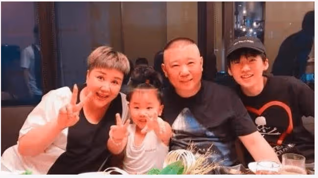 郭德綱妻子近照被抓拍，瘦身後顏值回春，穿時尚染頭髮打扮似辣妹