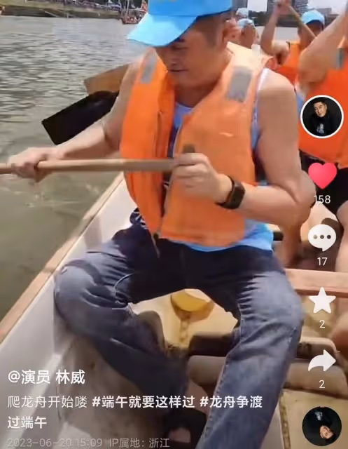 68歲老戲骨現身農村賽龍舟！賣力划船精神足，到祠堂吃席接地氣