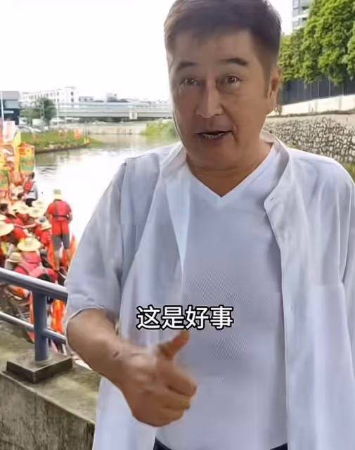 68歲老戲骨現身農村賽龍舟！賣力划船精神足，到祠堂吃席接地氣