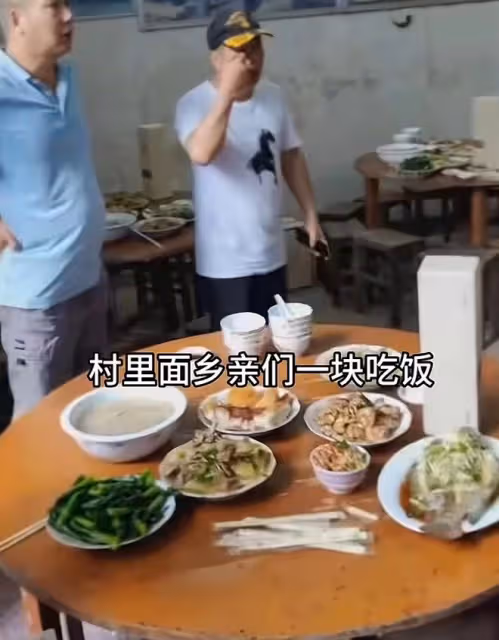 68歲老戲骨現身農村賽龍舟！賣力划船精神足，到祠堂吃席接地氣