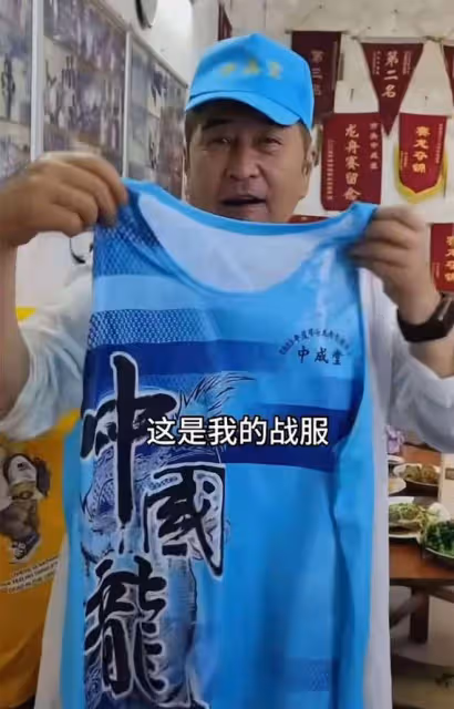 68歲老戲骨現身農村賽龍舟！賣力划船精神足，到祠堂吃席接地氣