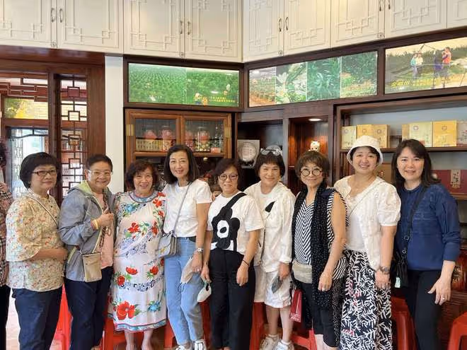 TVB老戲骨內地旅遊，買6600元一斤陳皮，背10萬包戴11萬表顯貴氣