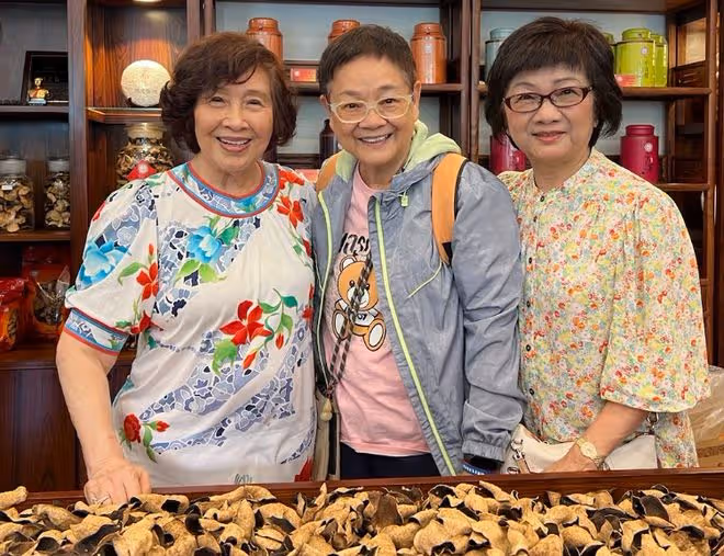 TVB老戲骨內地旅遊，買6600元一斤陳皮，背10萬包戴11萬表顯貴氣