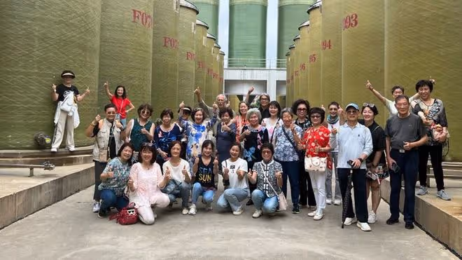 TVB老戲骨內地旅遊，買6600元一斤陳皮，背10萬包戴11萬表顯貴氣