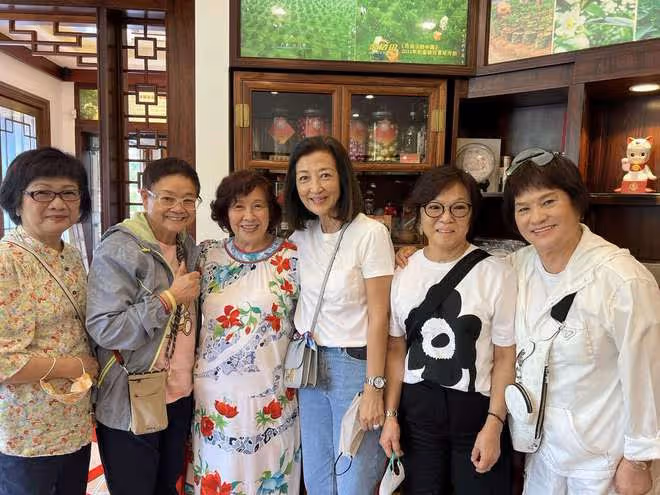TVB老戲骨內地旅遊，買6600元一斤陳皮，背10萬包戴11萬表顯貴氣