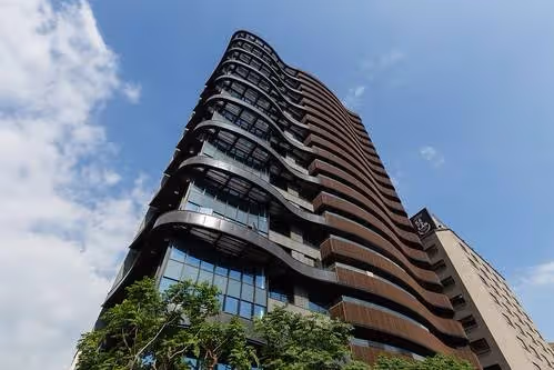 黃子佼人設毀滅、代言主持收入全沒…昔年收逾4千萬、1.2億買台北一號院,月扛6位數房貸