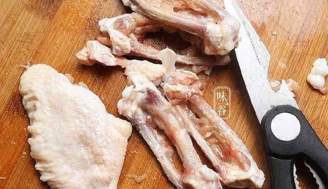 雞翅常吃吧,這種做法你肯定沒吃過,色澤金黃,外脆里嫩超好吃~