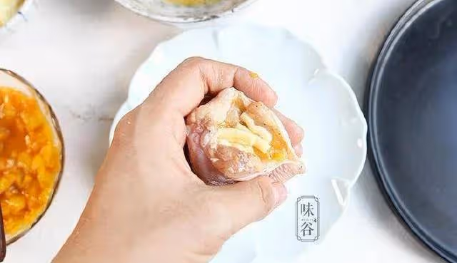 雞翅常吃吧,這種做法你肯定沒吃過,色澤金黃,外脆里嫩超好吃~