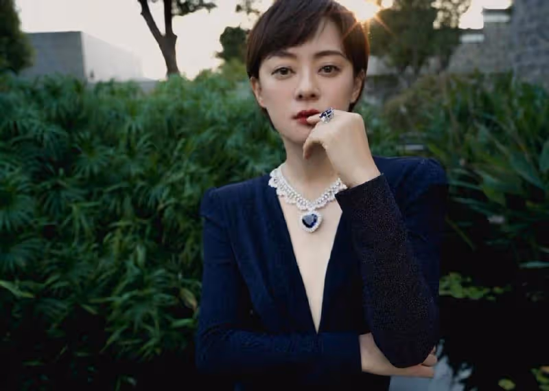孫儷真有娘娘范，穿黑裙戴60克拉寶石，用「適度露膚」穿出貴氣感