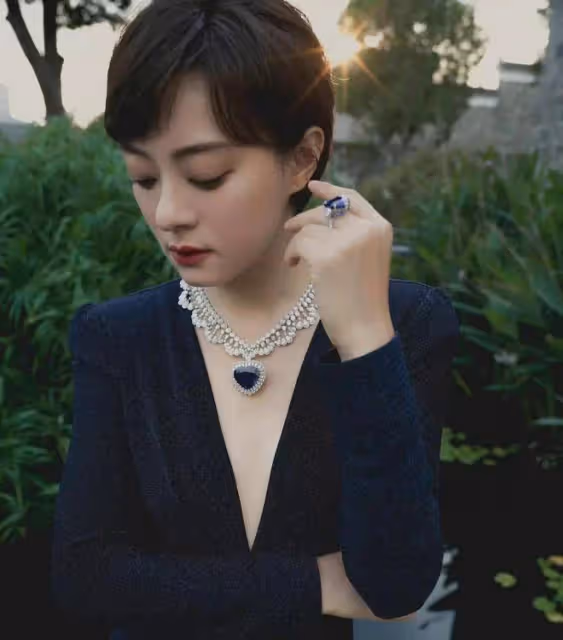 孫儷真有娘娘范，穿黑裙戴60克拉寶石，用「適度露膚」穿出貴氣感