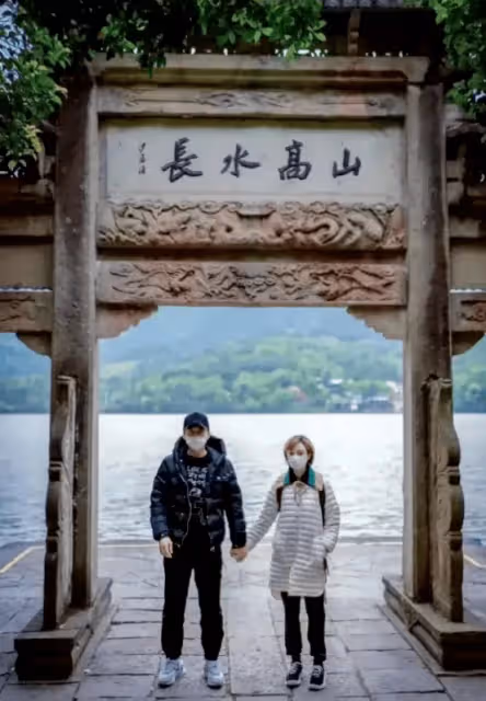 鄧超和孫儷只是娛樂圈的一股清流，穿羽絨服出行舒適又保暖