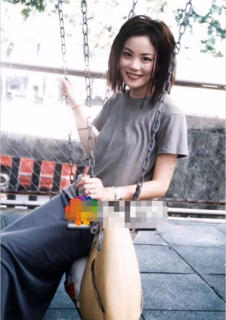 53歲王菲與17歲女兒同框似姐妹,戴墨鏡又美又颯,李嫣兔唇已痊癒