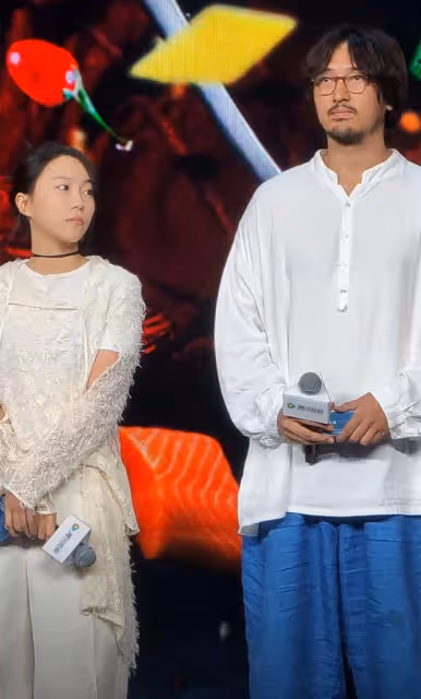 53歲王菲與17歲女兒同框似姐妹，戴墨鏡又美又颯，李嫣兔唇已痊癒