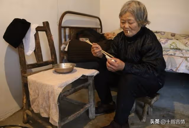 姐,我沒辦法照顧媽,你接過去吧!女兒:行,先答應給姐做三件事