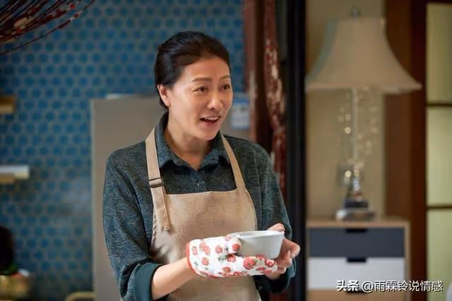 兒媳偷往娘家搬東西,婆婆不動聲色送親家金鐲子,兒媳:是我不對