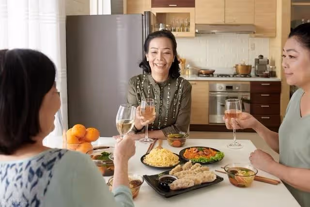 我熱情招待來旅遊的表姐,四天花三萬,她的做法我決定斷親