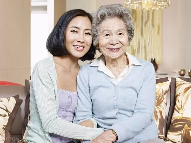 借給婆婆五十萬,要錢時欠條被一口吞下,現今她過得很悽慘