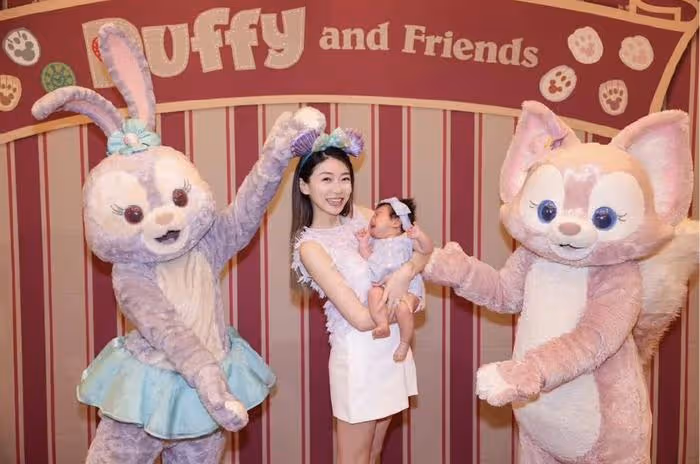 程曉玥帶女兒去迪士尼,寶寶才1個月大就出來營業,幾乎全程在哭