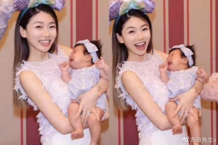 程曉玥帶女兒去迪士尼,寶寶才1個月大就出來營業,幾乎全程在哭