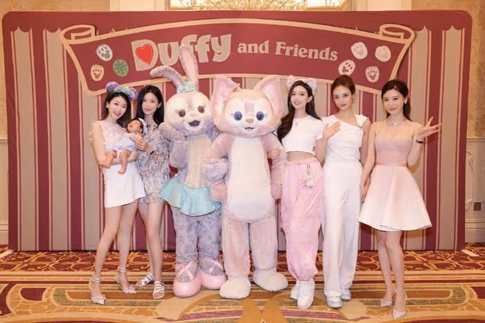 程曉玥帶女兒去迪士尼,寶寶才1個月大就出來營業,幾乎全程在哭