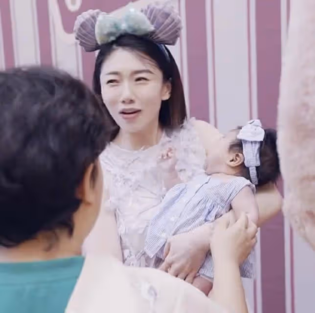 程曉玥帶女兒去迪士尼,寶寶才1個月大就出來營業,幾乎全程在哭